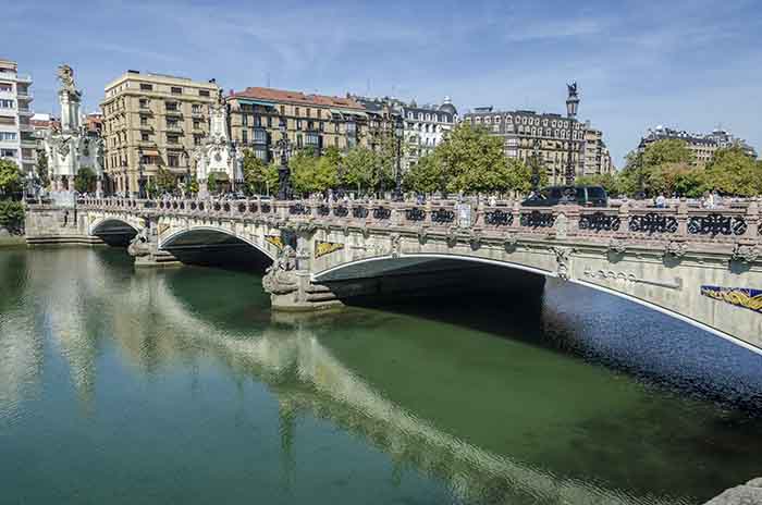 Guipúzcoa - San Sebastián 076 - puente de MarÍa Cristina.jpg